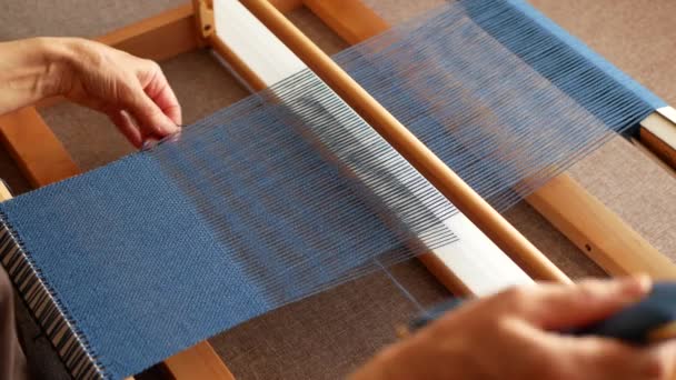 编织工艺 妇女在木制织机上编织 手工编织 — 图库视频影像