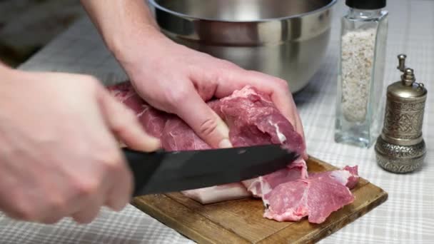Ręce Człowieka Kroją Filet Wieprzowiny Drewnianej Desce Krojenie Świeżego Mięsa — Wideo stockowe