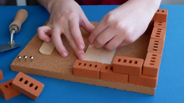 小孩建造玩具屋 把钉子钉在木板上 — 图库视频影像