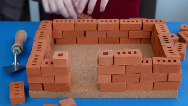 Miúdo Brincar Com Blocos Cerâmica Criança Criando Construção Com Tijolos — Vídeo de Stock