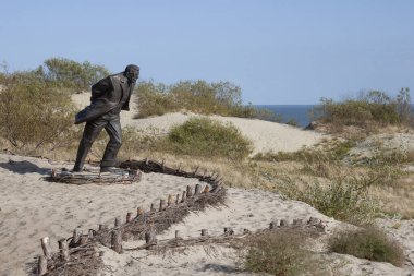 Nida, Litvanya - 11 Ağustos 2019: Ünlü Fransız filozof Jean-Paul Sartre 'nin Parnidis kum tepesi üzerindeki heykeli, Curonian Spit