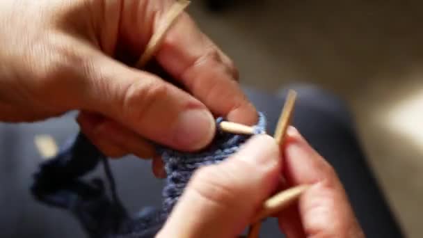 Γυναίκα Πλέκει Κάλτσες Τέσσερις Βελόνες Από Κοντά Κίνηση Ξύλινων Βελονών — Αρχείο Βίντεο