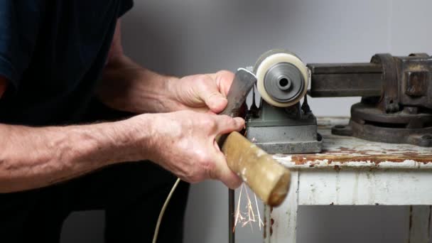Restauração Machado Velho Homem Está Afiando Machado Com Uma Máquina — Vídeo de Stock