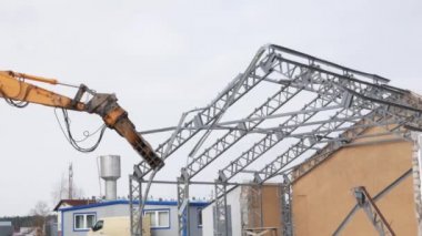 Parçalayıcı eklentisi olan kazıcı metal yapısını bozuyor. Yıkım işi