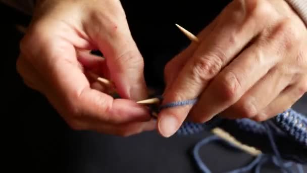 年配の女性は 4本の針で靴下を編んでいます ロックダウン中の趣味 — ストック動画