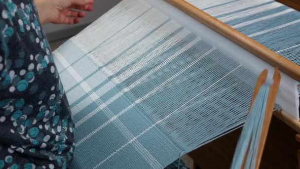 Mujer Pone Gafas Empieza Tejer Mano Artesano Está Trabajando Handloom — Vídeos de Stock