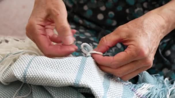 Creating Fringe Woven Shawl Hands Artisan Work Close — Vídeo de Stock