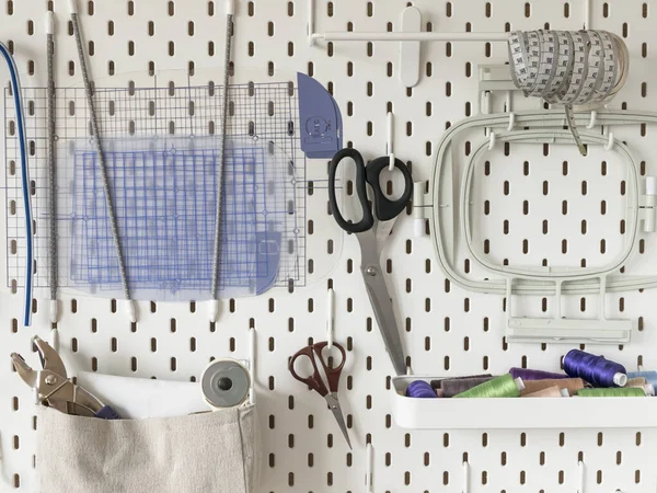 Pegboard Branco Com Suprimentos Costura Conceito Alfaiataria Bordado Armazenamento Ergonômico — Fotografia de Stock