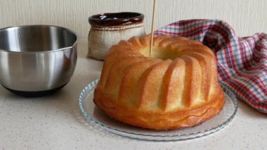 Şurubu Rom Baba 'nın üzerine döküyorum. Rom kaplı dairesel pasta. Taze pişmiş Savarin.