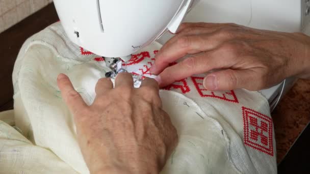 裁缝用缝纫机在白色亚麻织物上缝直针 工匠的工作 — 图库视频影像