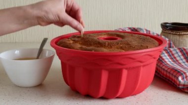 Rom ile yapılan şurubu taze pişmiş babaya döküyorum. İnsan, pekmezi emsin diye Rom Baba 'nın tepesine kürdan batırır. Kırmızı pasta kalıbında Savarin