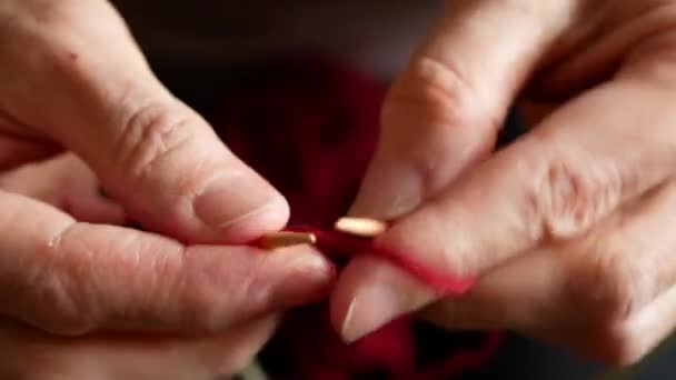 妇女们正在用天然纤维的勃艮第纱线编织寒冷天气的衣服 手工针织 — 图库视频影像