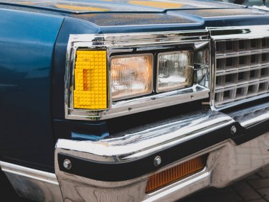 Kendi kendine yapılmış araba farları. Sarı oyuncak bloklardan yapılmış araç farları. Eski otomobilin komik ayarları