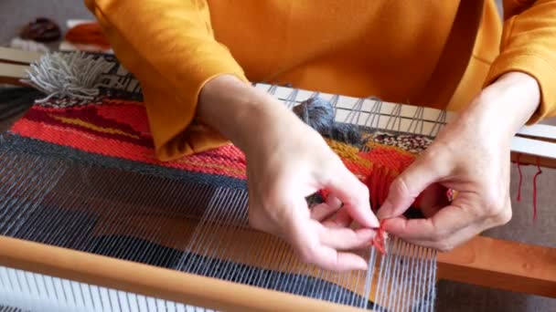 韦弗正在打结 以产生切割绒头地毯的效果 制作彩色和有纹理的挂毯 工匠的手在工作 织锦织锦 — 图库视频影像