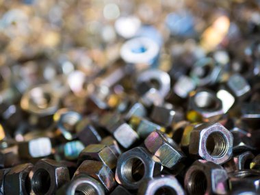 Bir sürü altıgen fındık. Delikli mekanik bağlayıcılar, kapatın.