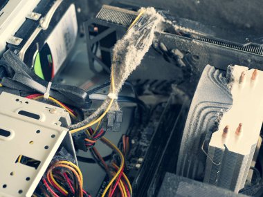 Sistem birimi davasının bileşenlerinde ağır toz birikimi var. Bilgisayar bakımı ve bakımı kavramı