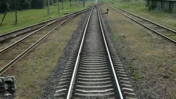 Pohled Kolejnice Vidlice Posledního Vozu Jedoucího Vlaku Stěhování Kolejích — Stock video