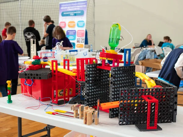Minsk, Belarus - 27 Ağustos 2021: Rube Goldberg makinesi çocuklar tarafından bölgesel Robotik Yarışması 'nda inşa edildi