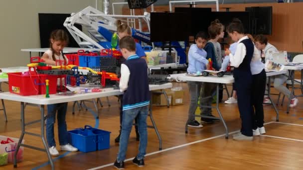 Mińsk Białoruś Sierpnia 2021 Zespół Dziecięcy Buduje Maszynę Rube Goldberg — Wideo stockowe
