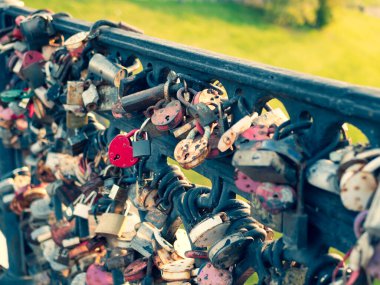 Diğer asma kilitlerin yanında kalp şeklinde asma kilit. Çiftler ölümsüz aşkın simgesi olarak asarlar. Şehir köprüsündeki asma kilitlere bayılırım. Düğün geleneği