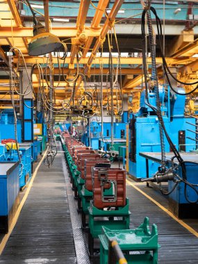 Aktarım şanzımanı traktör fabrikasındaki son montaj hattı. Dükkan içi montaj. Çekici makine bileşenleri