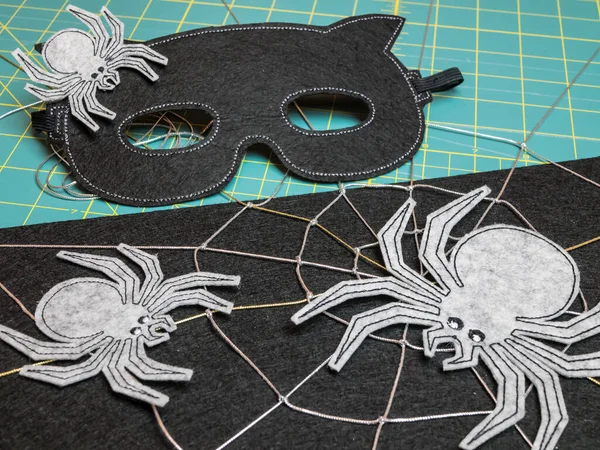 Maske ve örümcekler cadılar bayramı festivalinin süsü olarak kullanılmış. DIY maskesi için siyah maske