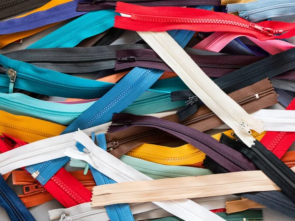 Giysi ya da aksesuar yapımında çok renkli fermuar bağlayıcılar. Birçok farklı tipte fermuar: bobin, damgalı plastik ve görünmez veya gizlenmiş. Dikiş malzemeleri.