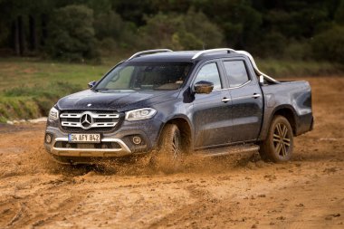 Mercedes-Benz X-Class, Alman otomobil üreticisi Mercedes-Benz tarafından üretilen lüks bir kamyonet..