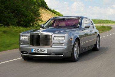 Rolls Royce Phantom yolda.