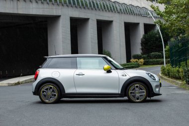 İstanbul / Türkiye - 17 Ekim 2020: MINI Electric (bazı pazarlarda Mini Cooper SE olarak adlandırılır), BMW 'den 2020 yılında piyasaya sürülen elektrikli Mini..