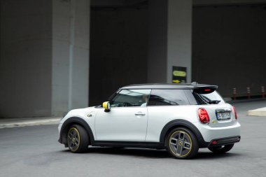 İstanbul / Türkiye - 17 Ekim 2020: MINI Electric (bazı pazarlarda Mini Cooper SE olarak adlandırılır), BMW 'den 2020 yılında piyasaya sürülen elektrikli Mini..