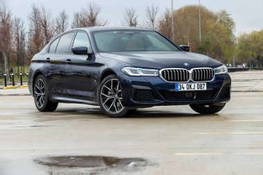 İstanbul, Türkiye - 14 Ocak 2021: BMW 5 Serisi, 1972 yılından bu yana BMW tarafından üretilen orta büyüklükte bir otomobil. 520i sadece Avrupa pazarında mevcuttu..