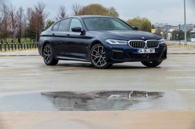 İstanbul, Türkiye - 14 Ocak 2021: BMW 5 Serisi, 1972 yılından bu yana BMW tarafından üretilen orta büyüklükte bir otomobil. 520i sadece Avrupa pazarında mevcuttu..
