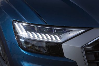 Yeni bir arabanın farını kapat.