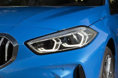 Yeni bir arabanın farını kapat.