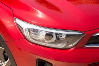 Yeni bir arabanın farını kapat.