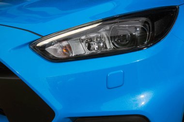 Yeni bir arabanın farını kapat.