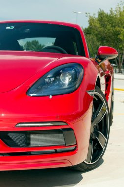 Yeni bir arabanın farını kapat.