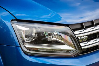 Yeni bir arabanın farını kapat.