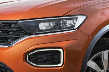 Yeni bir arabanın farını kapat.