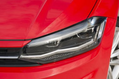 Yeni bir arabanın farını kapat.