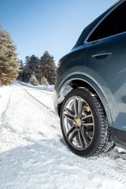 Porsche Cayenne, Alman otomobil üreticisi Porsche tarafından üretilen orta büyüklükte lüks bir spor araçtır..