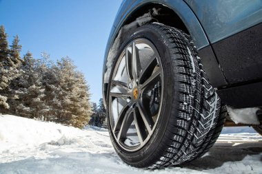 Porsche Cayenne, Alman otomobil üreticisi Porsche tarafından üretilen orta büyüklükte lüks bir spor araçtır..