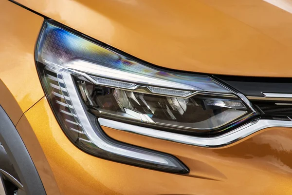 Yeni bir arabanın farını kapat.