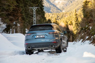 Porsche Cayenne, Alman otomobil üreticisi Porsche tarafından üretilen orta büyüklükte lüks bir spor araçtır..