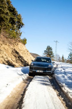 Porsche Cayenne, Alman otomobil üreticisi Porsche tarafından üretilen orta büyüklükte lüks bir spor araçtır..