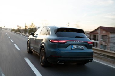 Porsche Cayenne, Alman otomobil üreticisi Porsche tarafından üretilen orta büyüklükte lüks bir spor araçtır..