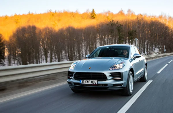 Porsche Macan, Alman otomobil üreticisi Porsche tarafından üretilen beş kapılı lüks bir SUV..