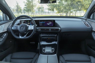 Mercedes-Benz EQC, Mercedes-Benz 'in ürettiği bir lüks SUV. Elektrikli Mercedes EQ ailesinin ilk üyesidir..