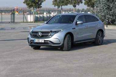 İstanbul, Türkiye - 19 Ocak 2021: Mercedes-Benz EQC Mercedes-Benz 'in ürettiği elektrikli bir lüks SUV. Elektrikli Mercedes EQ ailesinin ilk üyesidir..